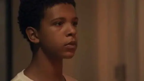 O que Theo da novela Travessia faz escondido na web?