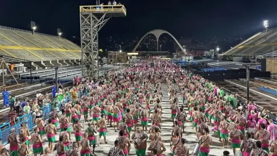 Que horas começa o desfile das escolas de samba 2023?