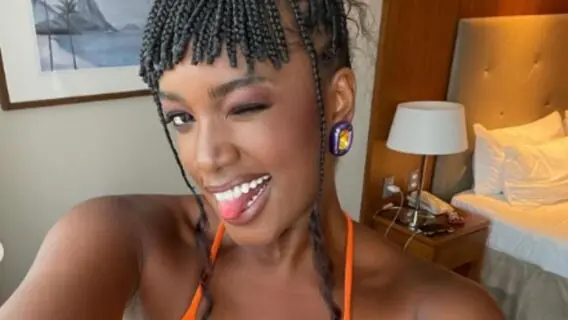 Assumidos! Cantora Iza assiste namorado em jogo Mirassol no interior de SP