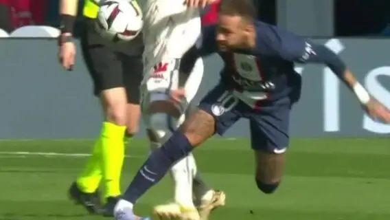 O que aconteceu com Neymar? Jogador deixa campo de maca