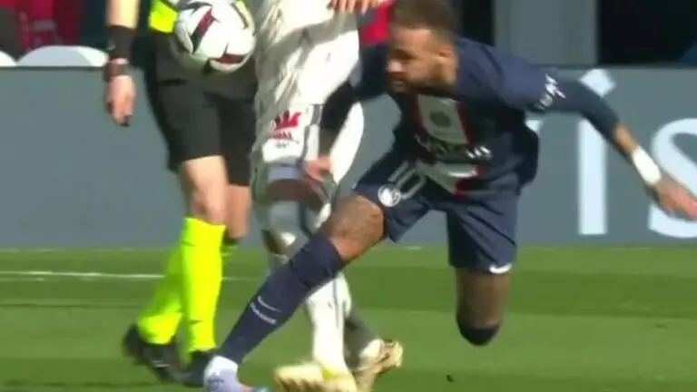 O que aconteceu com Neymar? Jogador deixa campo de maca