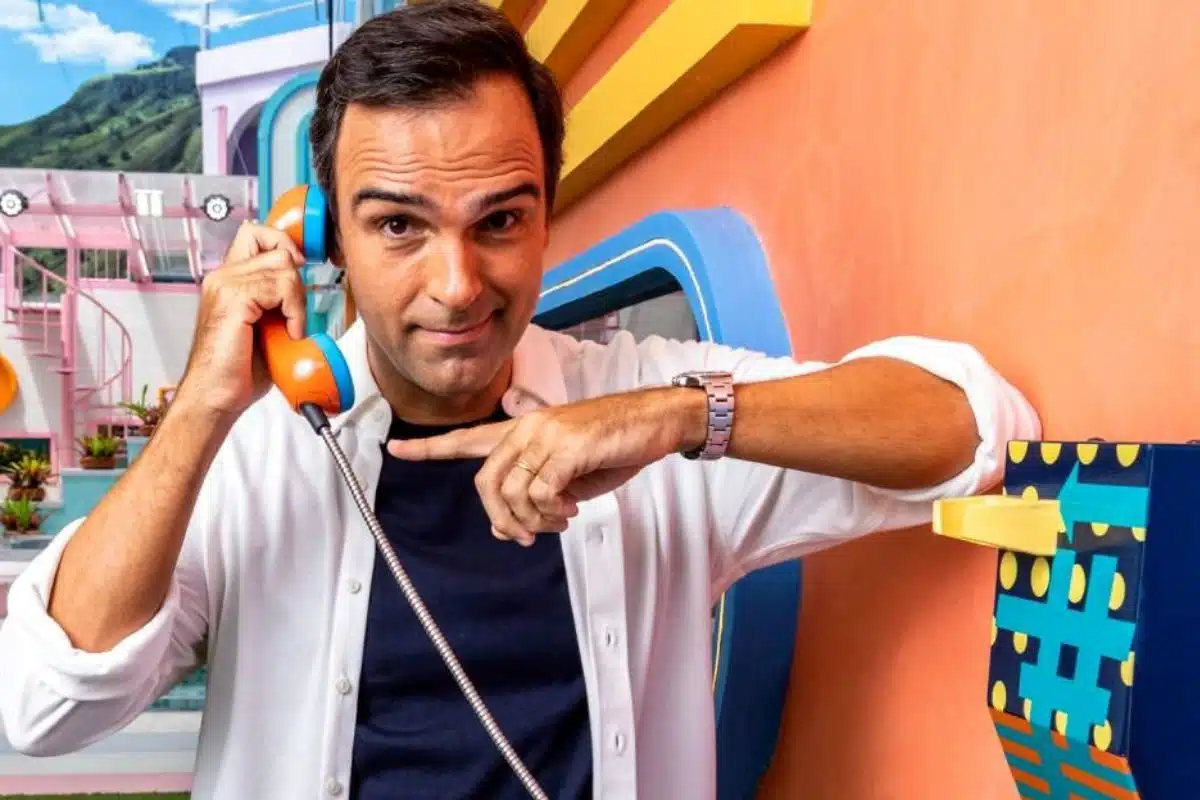 o apresentador tadeu com o Big Fone 