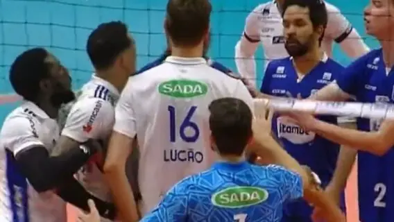Após polêmica com Wallace, jogador de vôlei do Cruzeiro parte para agressão