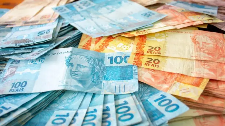 Qual é o valor mínimo do salário comercial para o ano de 2023?