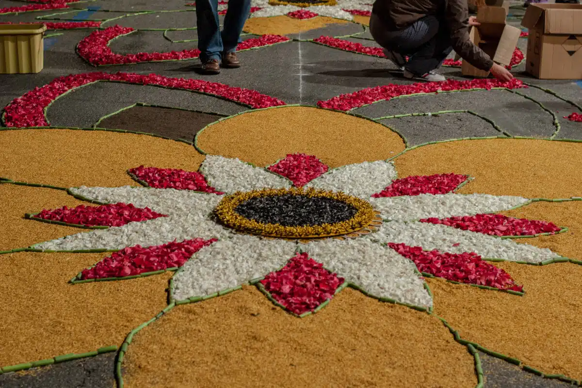 Tapetes de serragem lembram caminho de Jesus por Jerusalém