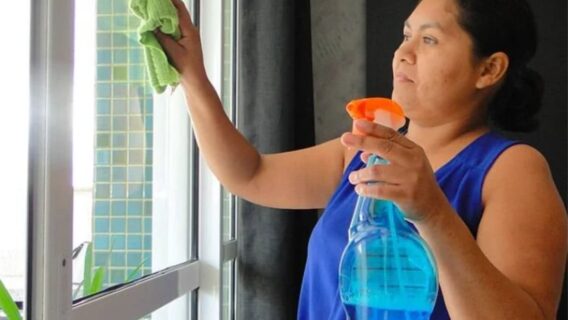 De hora extra a 13º: veja 9 direitos da empregada doméstica em 2023