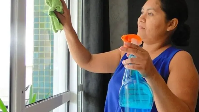 De hora extra a 13º: veja 9 direitos da empregada doméstica em 2023