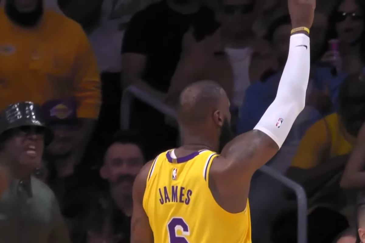 Sob as ordens de LeBron, Lakers trituram Warriors e vão às finais