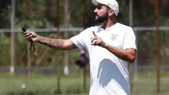 Danilo vai ser o técnico do Corinthians no jogo contra o Palmeiras