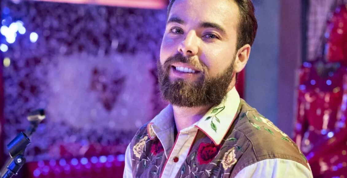 quem é o cantor da novela terra e paixão