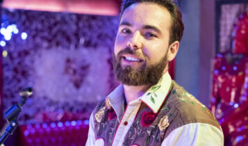 quem é o cantor da novela terra e paixão