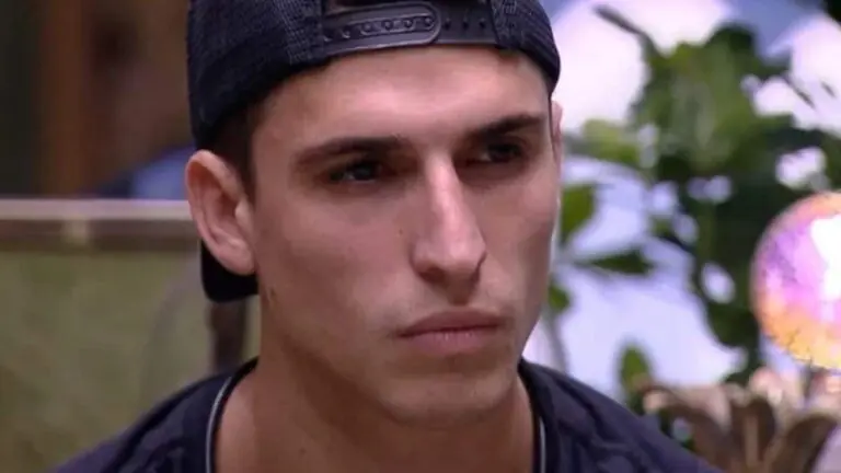 Eleições 2020: ex-BBB Felipe Prior faz ‘story’ em cabine de votação