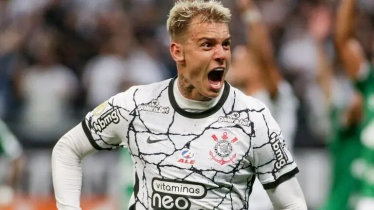 Fora do Corinthians, quando Róger Guedes estreia no Catar?