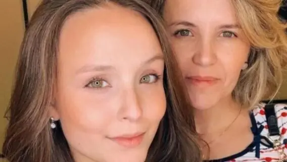Mãe de Larissa Manoela se pronuncia após entrevista no Fantástico