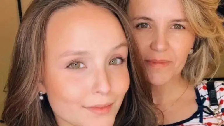 Mãe de Larissa Manoela se pronuncia após entrevista no Fantástico