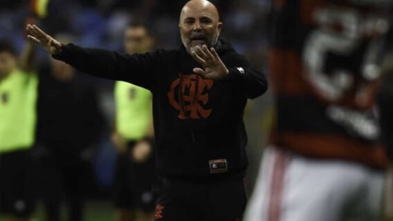Flamengo mantém Sampaoli mesmo com eliminação da Libertadores
