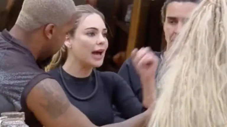 A Fazenda 15: Rachel Sheherazade treta com Kamila Simioni; veja o vídeo