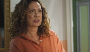 quem é o cúmplice de agatha em terra e paixão