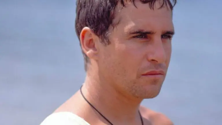 O que acontece com Tonho da Lua em Mulheres de Areia?