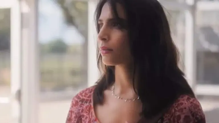 Quem é o pai de Ísis em Elas por Elas?