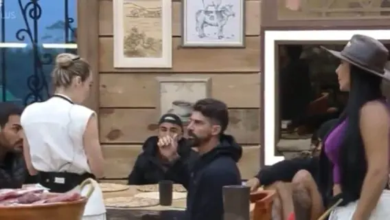 A Fazenda 15: Rachel e Jenny brigam e jornalista cita Bolsonaro