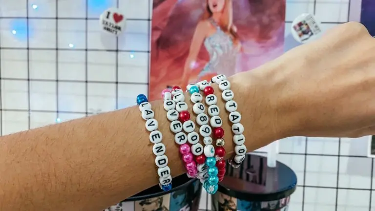 O que significa a pulseira da amizade da Taylor Swift?