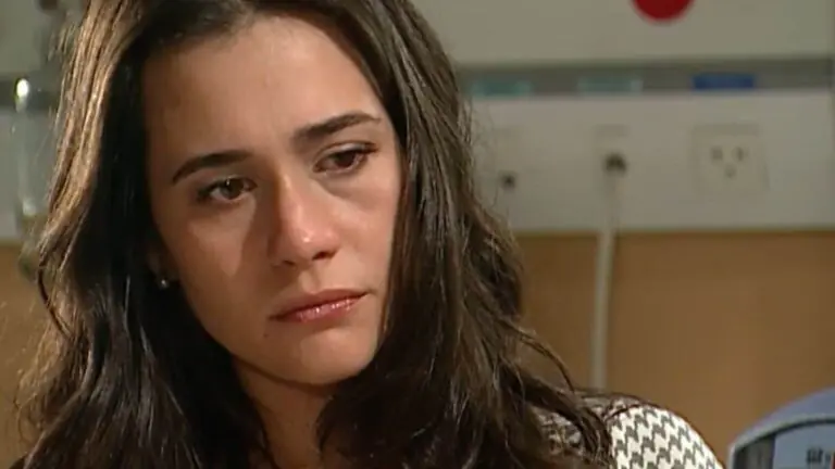 Quem é o pai de Paula em Paraíso Tropical?