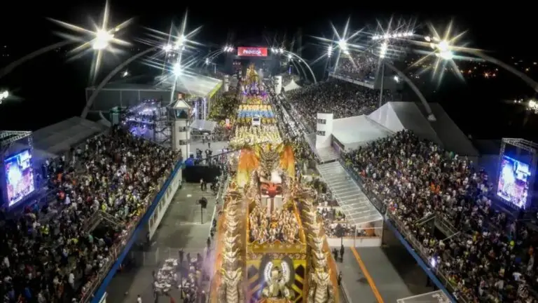 Que horas começa o desfile da Gaviões da Fiel hoje, sábado (10/02/24)