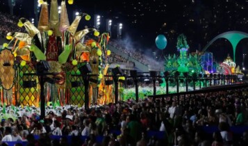 que horas começa o desfile hoje rio de janeiro