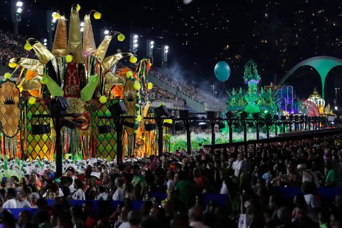 que horas começa o desfile hoje rio de janeiro