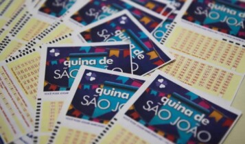 Quina de São João com os bilhetes da loteria