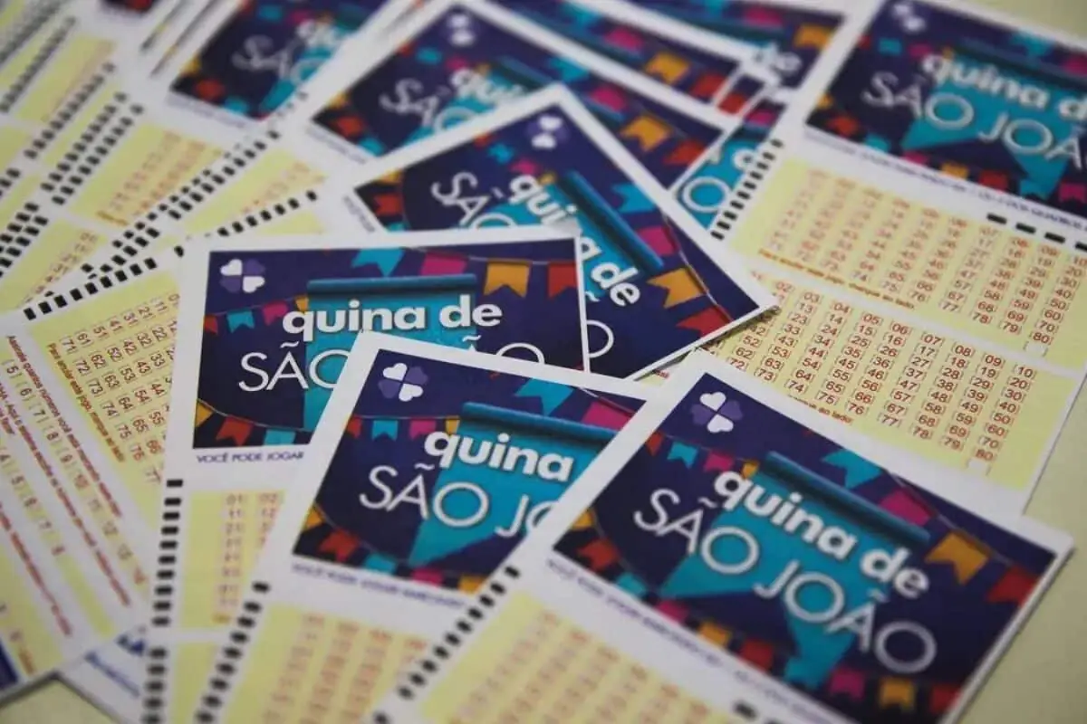 Quina de São João com os bilhetes da loteria