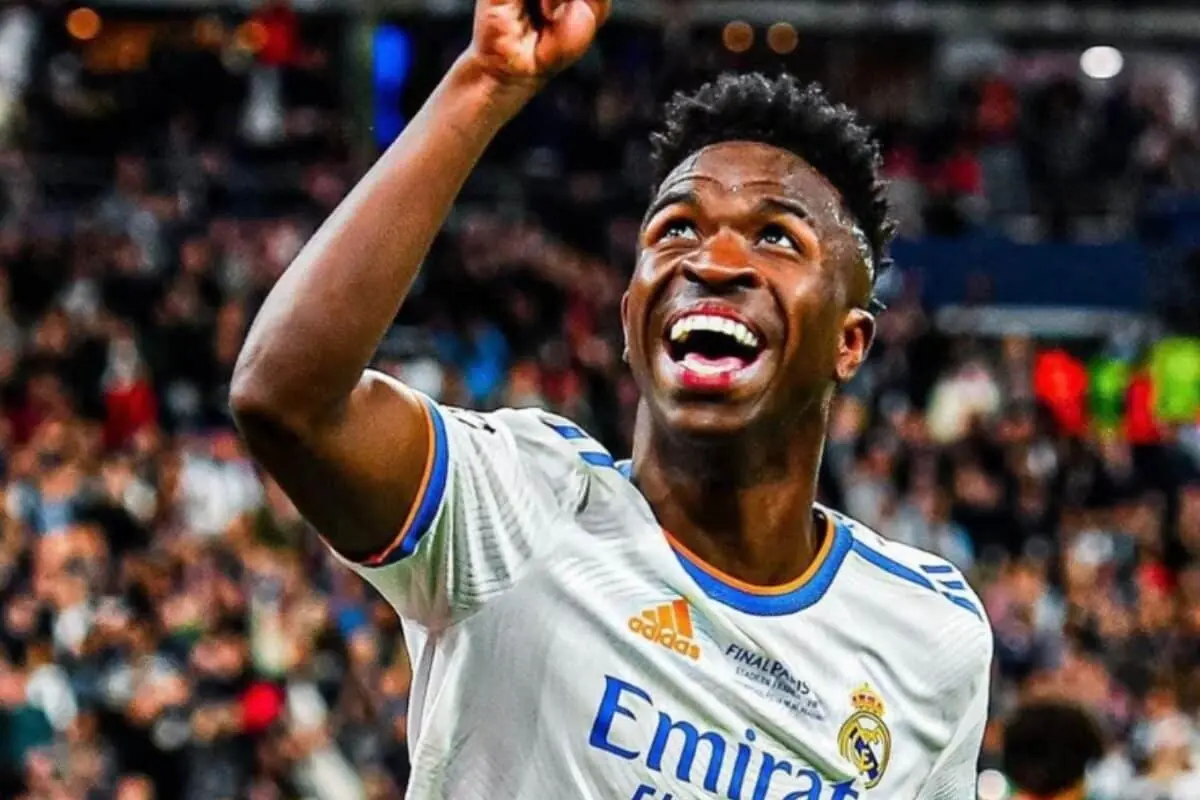 imagem mostra Vini junior comemorando gols do real madrid