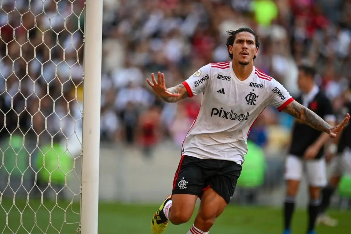 imagem mostra o jogador pedrinho na maior goleada do Flamengo no Vasco na história