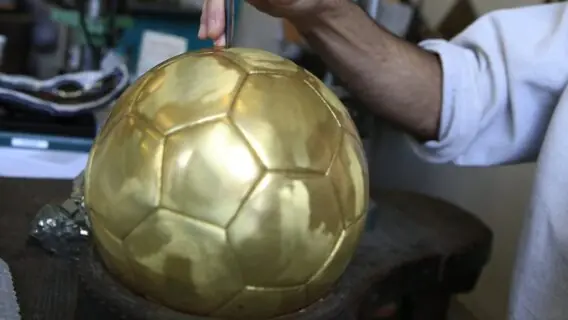 Qual o valor do troféu Bola de Ouro?