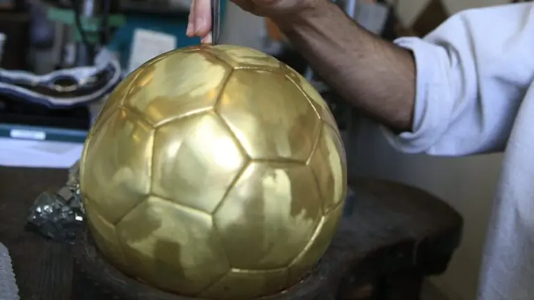 Qual o valor do troféu Bola de Ouro?
