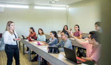 Imagem mostra profissional em sala de aula para o Dia dos Professores