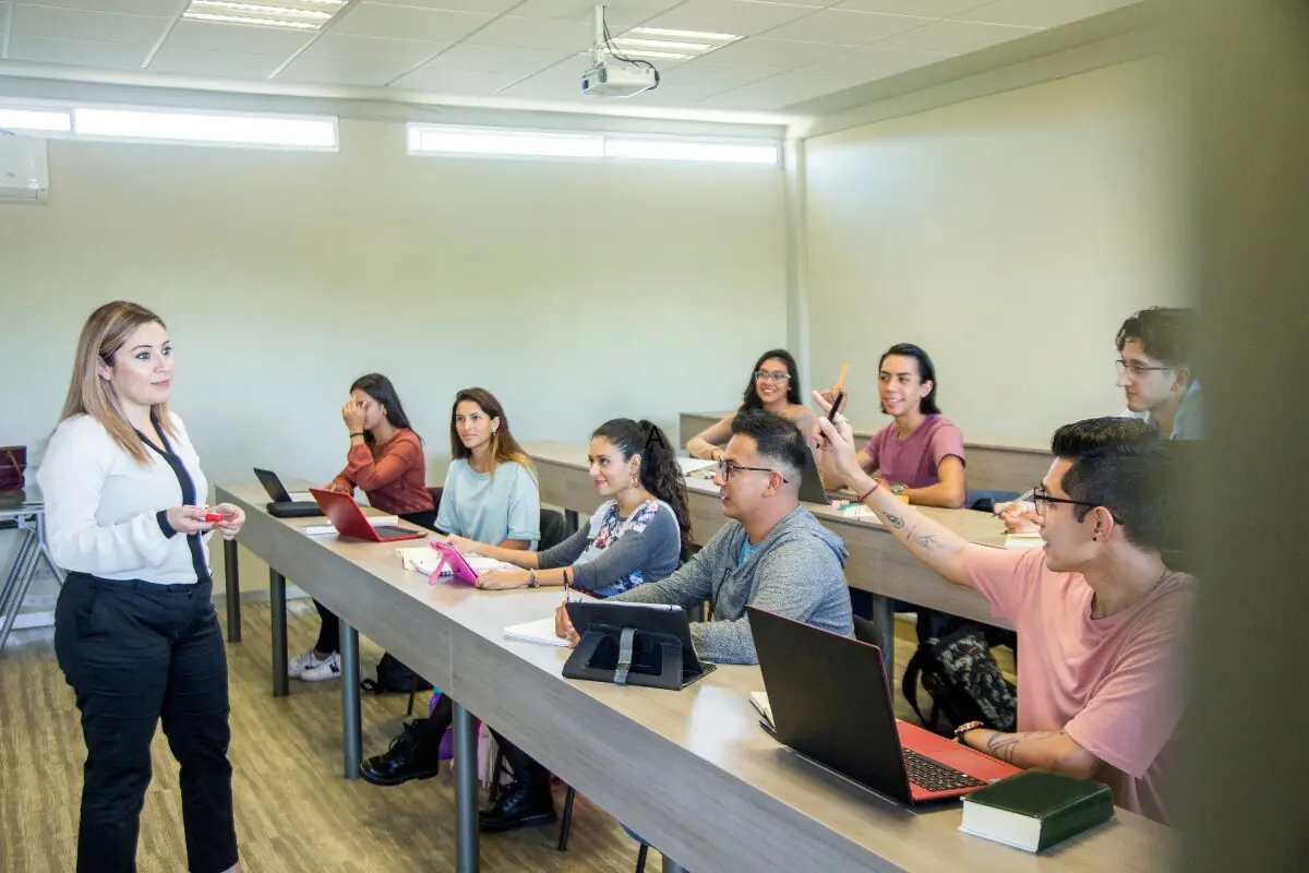 Imagem mostra profissional em sala de aula para o Dia dos Professores