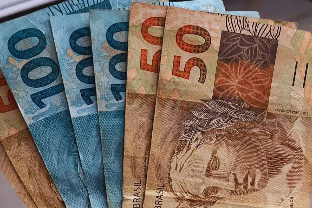 dinheiro do salário do Quinto dia útil de novembro