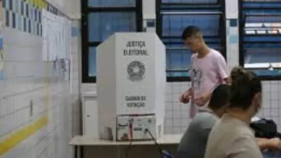 Até que horas pode votar hoje? Veja horário por estado