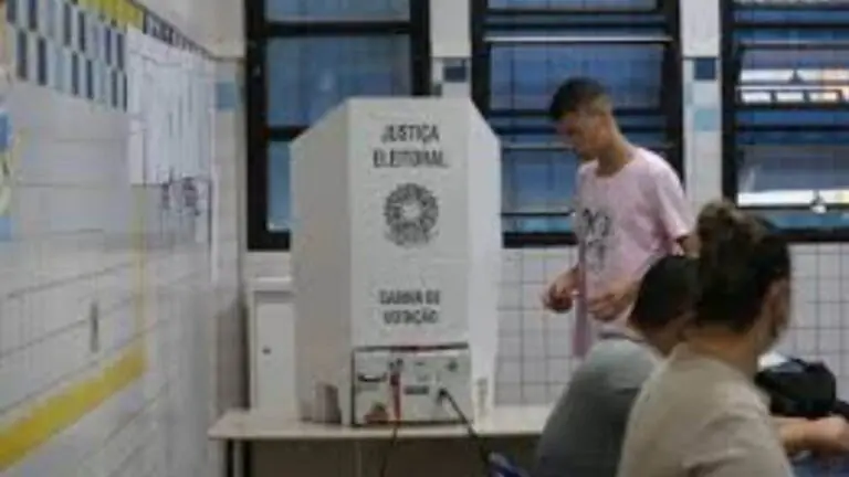 Até que horas pode votar hoje? Veja horário por estado