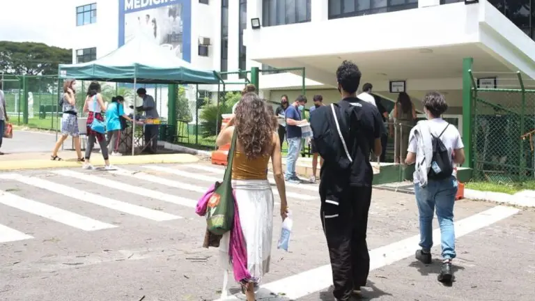 Que horas fecha o portão do Enem hoje (03/11/2024)