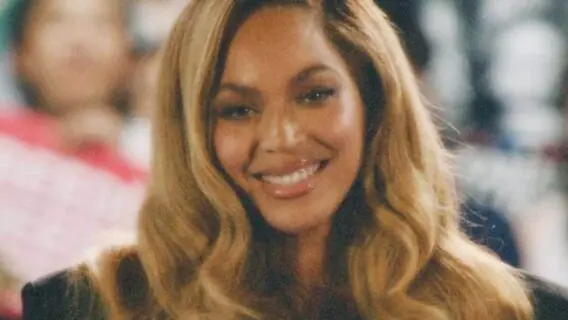 Aos 12 anos, Blue Ivy se apresenta com a mãe Beyoncé na NFL