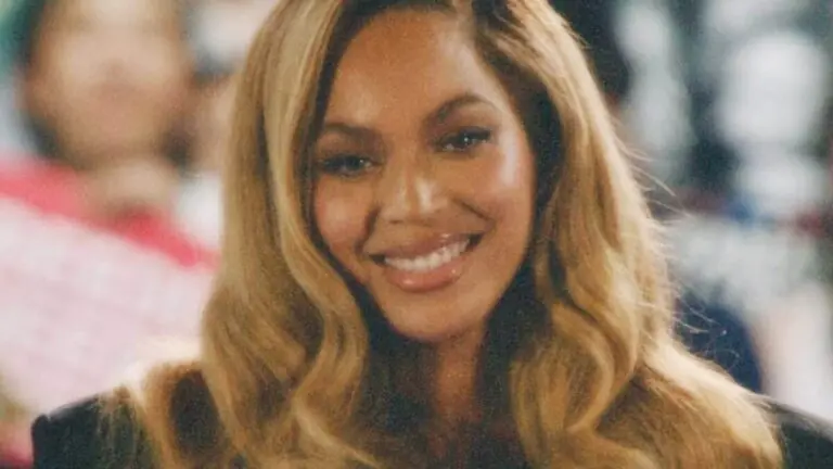 Aos 12 anos, Blue Ivy se apresenta com a mãe Beyoncé na NFL