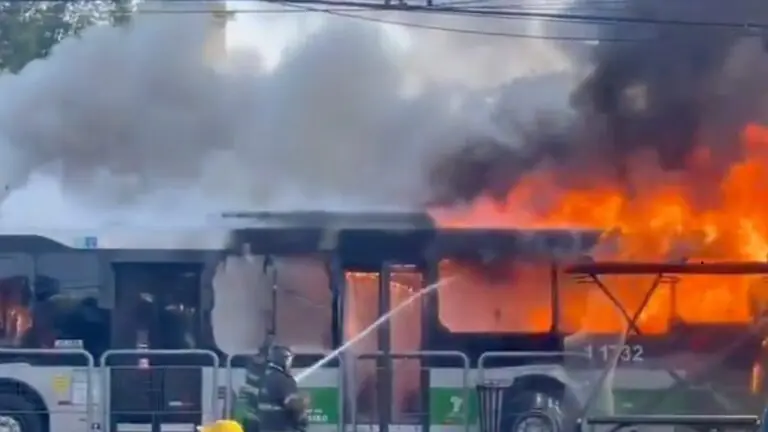 FOTOS: Avião cai em São Paulo e atinge ônibus na Barra Funda