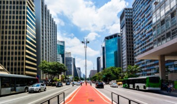 Imagem de bloco de carnaval na Avenida Paulista