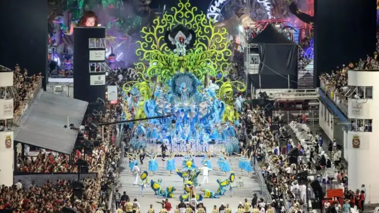 Assista ao vivo o desfile das escolas de samba de SP no 1º dia