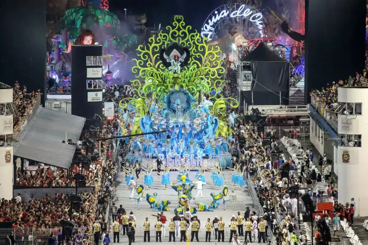 Imagem do desfile das escolas de samba de SP no carnaval 2025