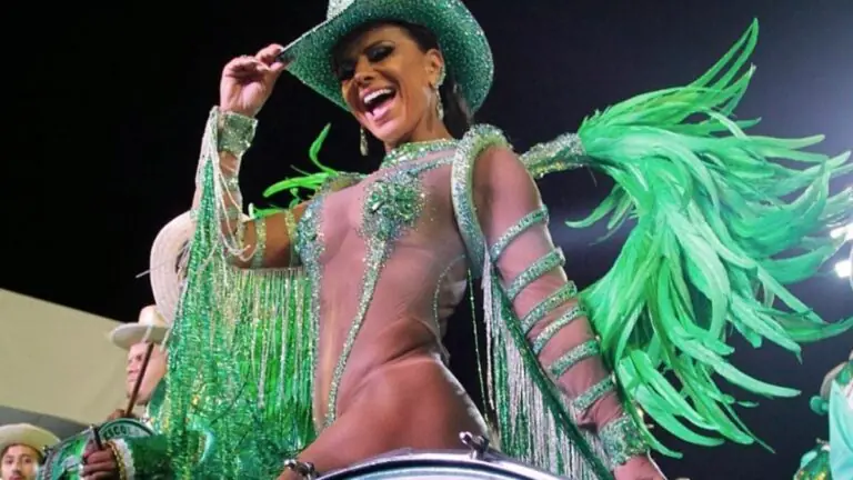 Rainha de bateria da Mancha Verde, Viviane Araujo desfila hoje