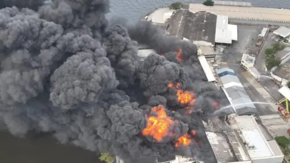 O que causou a fumaça escura do céu do Rio de Janeiro?